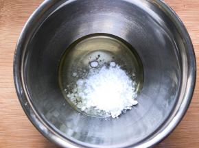 玉米油和糖粉混合搅拌均匀