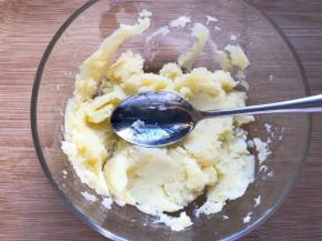 土豆蒸软以后，用勺子压成泥