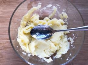 土豆蒸软以后，用勺子压成泥