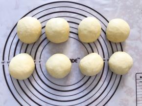 将面团拿出排气，分成均等的8等份，盖上保鲜膜松弛15分钟