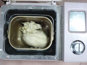 除黄油和黑芝麻、燕麦片外，其它原材料放进东菱面包机中，启动一个和面程序。一开始面团会比较难揉发干，因为这时候燕麦粥还没有完全和面粉融合，切忌这时候一看到太干就加入大量的牛奶。