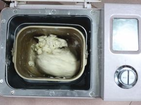 除黄油和黑芝麻、燕麦片外，其它原材料放进东菱面包机中，启动一个和面程序。一开始面团会比较难揉发干，因为这时候燕麦粥还没有完全和面粉融合，切忌这时候一看到太干就加入大量的牛奶。