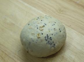 加入黑芝麻和燕麦片，大致混匀即可。将面团团圆，盖上保鲜膜，放到东菱烤箱中，30℃发酵。