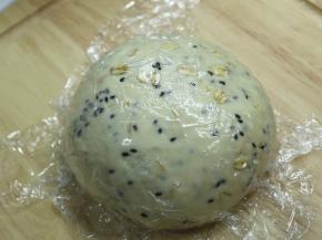 大概60分钟后，面团发酵到两倍大，手指沾面粉戳一个洞，不回缩、不塌陷即表示发酵完成。