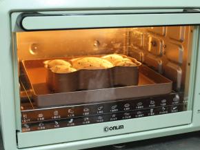 发酵好的面团送入预热好的烤箱，下层，上下火170℃，烘烤25分钟。