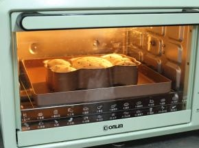 发酵好的面团送入预热好的烤箱，下层，上下火170℃，烘烤25分钟。