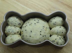 大面团压扁滚圆后放在中间。