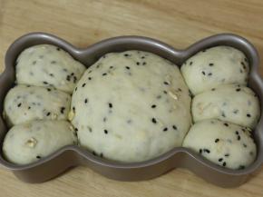 把面团连同模具放入烤箱中进行发酵，35℃，一直发酵到两倍大，大约需要30分钟。