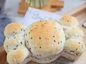 烤好的面包立即脱模。