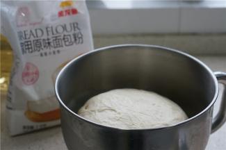 除椰蓉及熟芝麻及玉米油外，其它食材混合在一起，用厨师机和面模式，将面团揉至光滑，再加入玉米油继续揉至面团与油的完美融合。然后醒放十分钟备用。