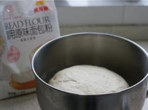 除椰蓉及熟芝麻及玉米油外，其它食材混合在一起，用厨师机和面模式，将面团揉至光滑，再加入玉米油继续揉至面团与油的完美融合。然后醒放十分钟备用。