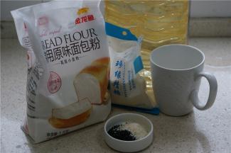 备料：金龙鱼面包用小麦粉1000克，清水625克，盐15克，糖50克，玉米油25克（原方子是50克）酵母12克，椰蓉及熟芝麻就随心配入。多一点更香。