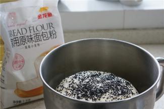 醒发好之后，再加入熟芝麻及椰蓉调味。我家里人喜欢这二款食材，所以用量比较足。