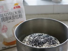 醒发好之后，再加入熟芝麻及椰蓉调味。我家里人喜欢这二款食材，所以用量比较足。