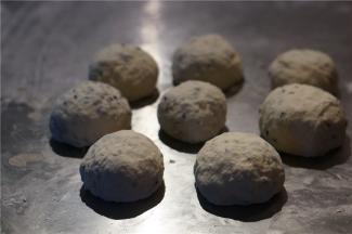 将面团与椰蓉芝麻揉至完全融合。