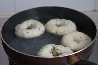 锅里加1000ML水及50克白糖，煮至糖化之后，再转小火将醒发好的面团下锅，二面都煮30秒的状态就可以出锅了。