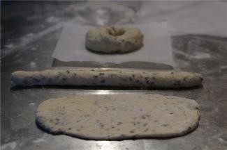 然后面团分大小相等的面剂子，我就不称了，手掌一握一分就是一个小面团子。揉好之后盖上保鲜膜醒发十五分钟。