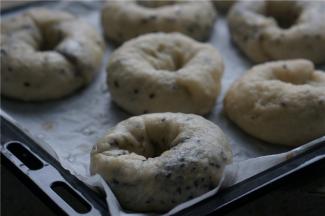 过水的贝果直接入带烘焙纸的托透里，在烫煮贝果的时候就可以预热好烤箱了。