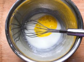 加入鸡蛋液搅拌均匀