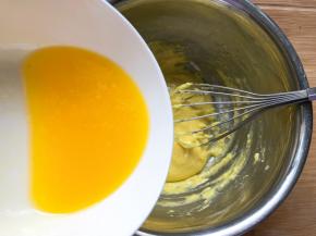 分两次加入融化成液体的黄油，