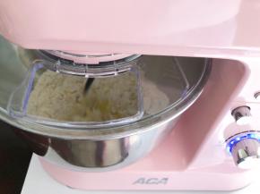 开启一健出膜的程序，揉面10分钟就会自己停止