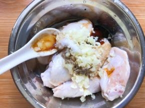 放入蒜末，少许盐和黑胡椒粉