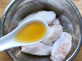 放入一勺料酒