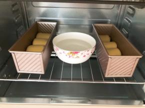 放入烤箱二次发酵40分钟，中间放一碗热水增加湿气