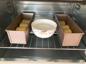 放入烤箱二次发酵40分钟，中间放一碗热水增加湿气