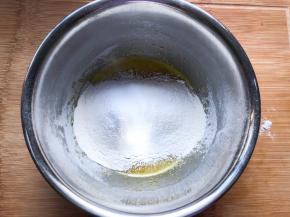 筛入低筋面粉和泡打粉