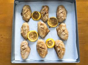 摆入烤盘，柠檬也一起摆入