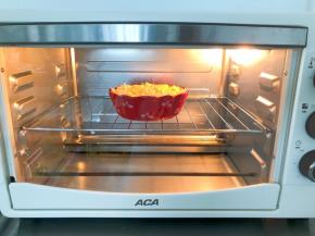 放入预热好的ACA烤箱中层，上下火200度20分钟，烤至芝士融化，表面焦黄即可