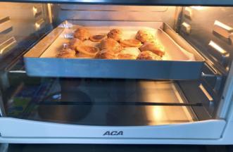 放入ACA烤箱中层，上下火200度30分钟，中途翻一次面