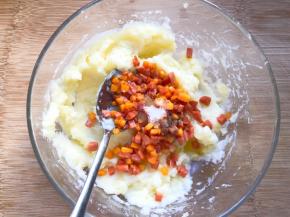 放入土豆泥中，放入少许盐和黑胡椒粉，搅拌均匀