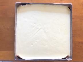 倒入烤盘中，下面垫油纸，轻震两下，震出气泡