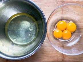 蛋清和蛋黄分离，蛋白盆中应无油无水无蛋黄