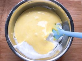 再倒回蛋白盆中继续翻拌均匀