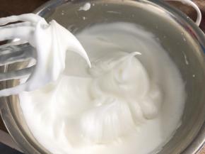 继续高速打发至拉起打蛋头有弯钩状态