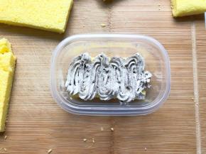 放入蛋糕胚，奶油装入裱花袋，挤在蛋糕上