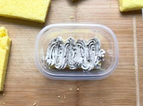 放入蛋糕胚，奶油装入裱花袋，挤在蛋糕上