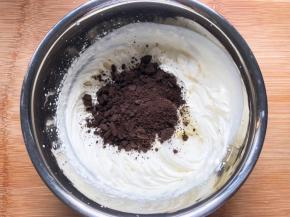 淡奶油加糖打发至十分发，加入奥利奥饼干碎，继续打发两下