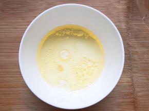 玉米油和纯牛奶混合