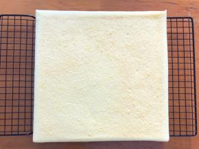 出炉立即拿出撕掉油纸，放烤网上晾凉