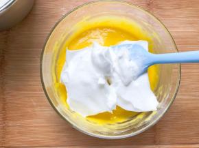 分三分之一蛋白到蛋黄糊中，翻拌均匀