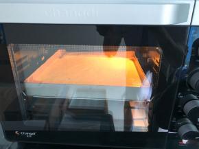 放入预热好的烤箱150度中层，上下火25分钟