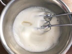 中速打发至粗泡消失，加入三分之一白砂糖