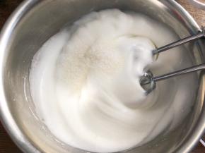 高速打发至有纹路状态，加入最后的白砂糖