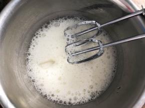 蛋白加入柠檬汁，低速打发至粗泡状态，加入三分之一白砂糖