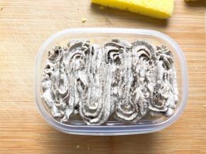 再放上一片蛋糕胚，再挤上奶油，完成后放入冰箱冷藏