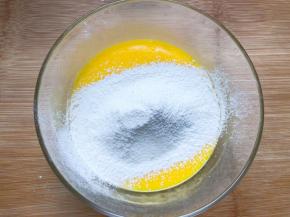 筛入低筋面粉Z字型搅拌均匀